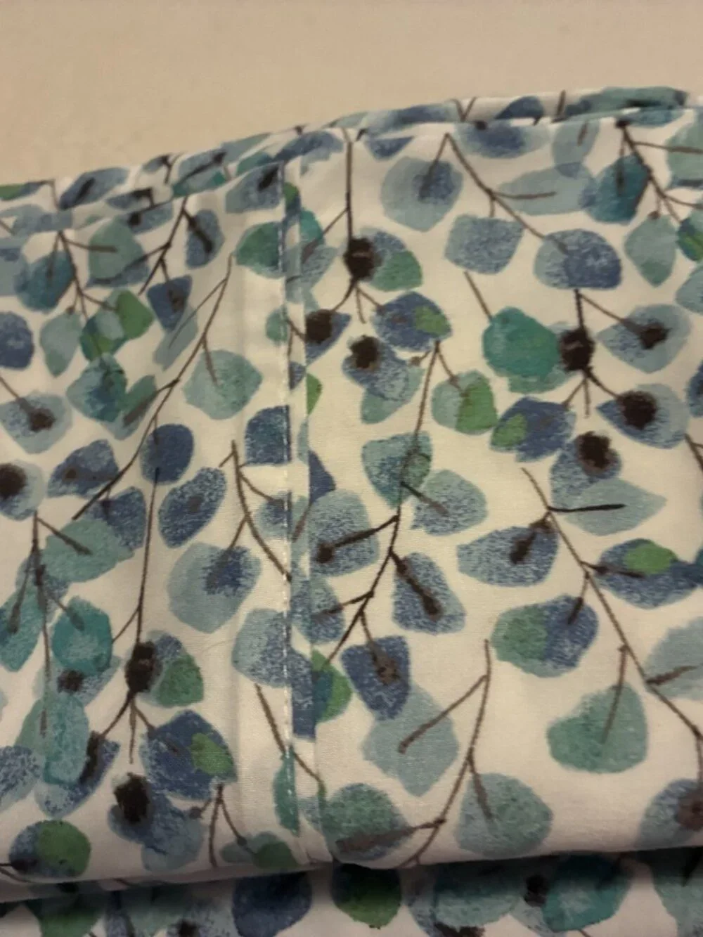 Leaf motif.Queen size sheet set - 2 pillows, one flat, one fitted sheet